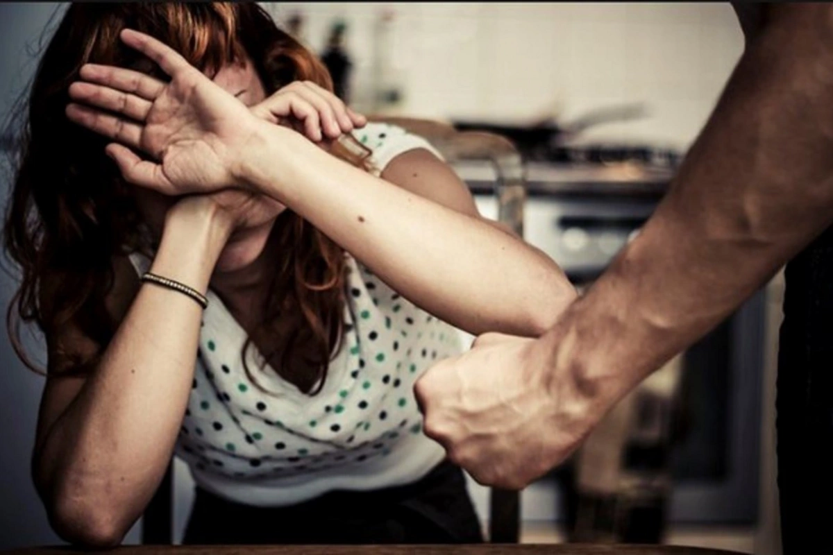 Bakıda atasından pul alan qadını əri döydü, həbs edildi