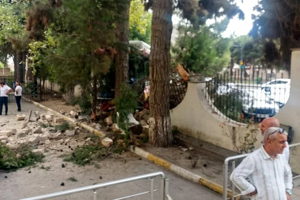 Bakıda avtobus 3 maşını əzib hasara çırpıldı