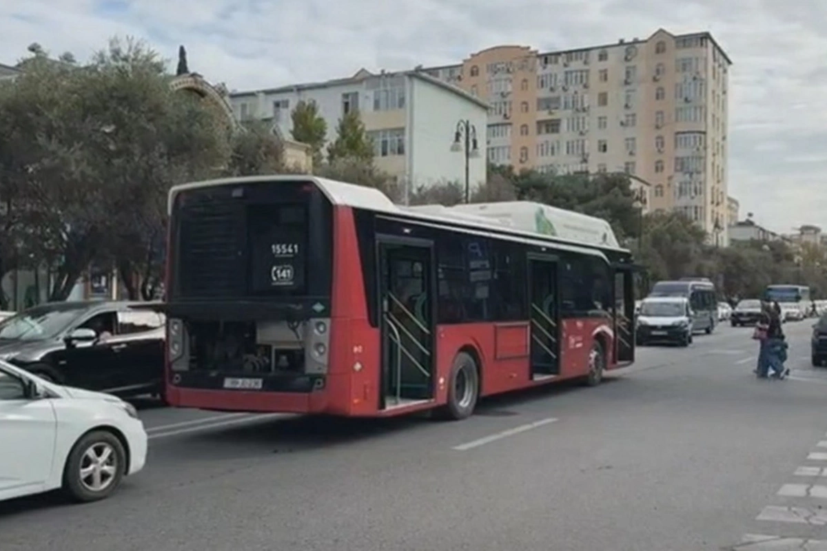 Bakıda avtobus xarab olub yolda qaldı Bakıda avtobus xarab olub yolda qaldı