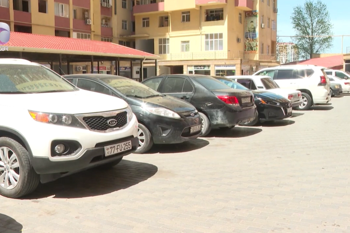 Bakıda binanın həyəti parklanma zonasına çevrildi