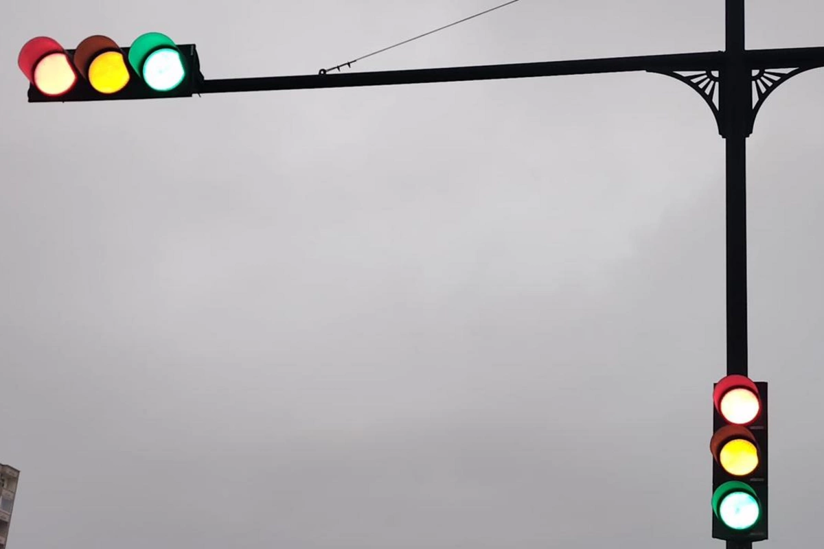 Bakıda bu yolda işıqforun hər üç işığı eyni anda yanır
