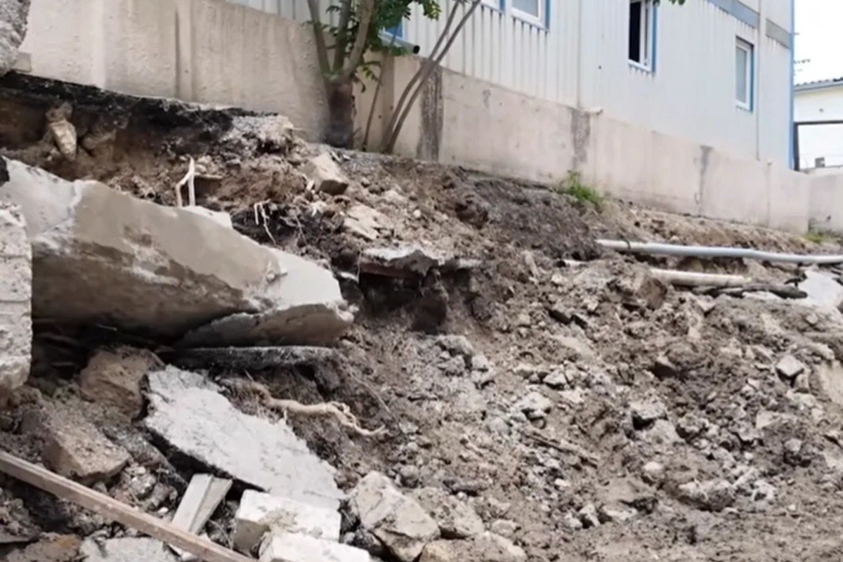 Bakıda divar uçdu, avtomobillər əzildi