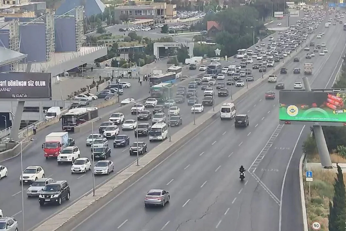 Bakıda dörd istiqamətdə tıxac müşahidə olunur Bakıda dörd istiqamətdə tıxac müşahidə olunur