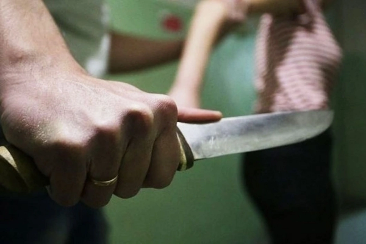 Bakıda ər boşanmaq istəyən arvadının qulağını kəsdi