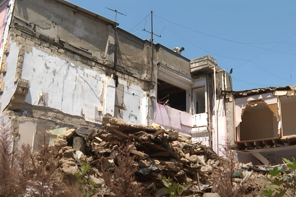 Bakıda evlərdə sakinlər yaşadığı halda söküntü işləri aparılır