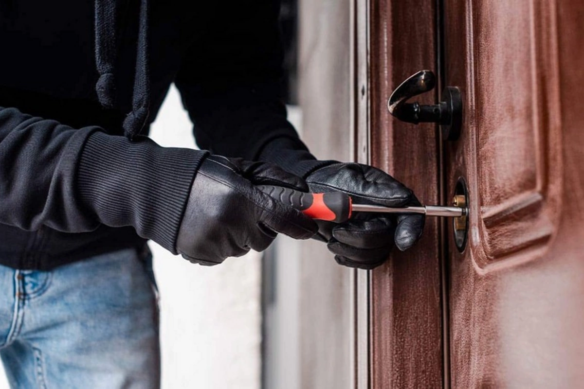 Bakıda evlərdən 11 min manatlıq oğurluq olub