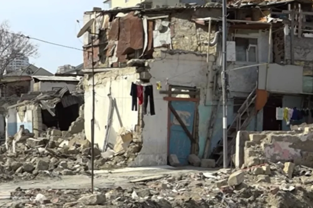 Bakıda evlərin sökülməsi gərginlik yaradır: Kiçik mülk sahibləri böyük mənzil tələb edirlər