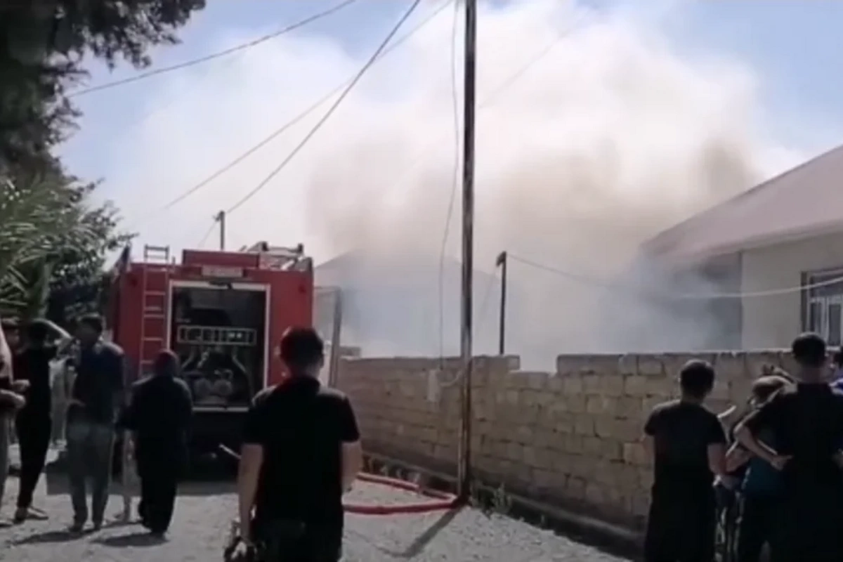 Bakıda fərdi yaşayış evi yandı Bakıda fərdi yaşayış evi yandı