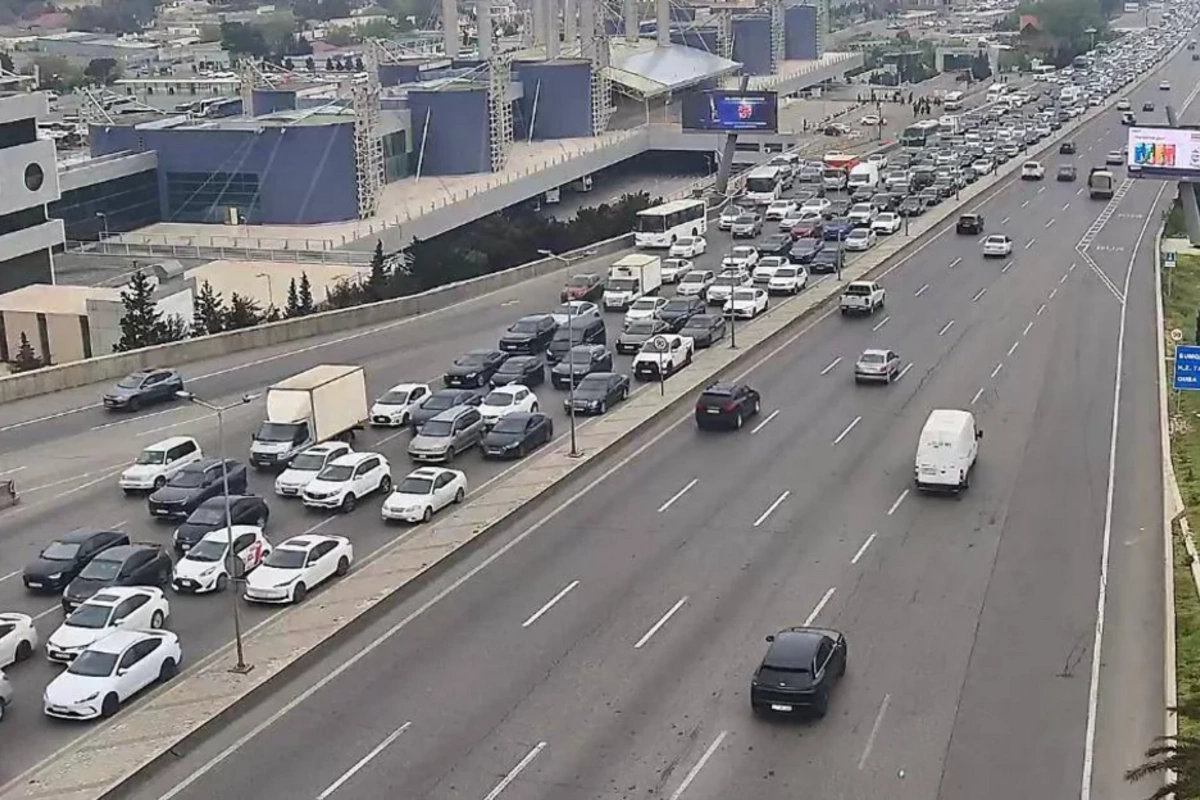 Bakıda həftənin ilk günündə sıxlıq olan yollar açıqlanıb