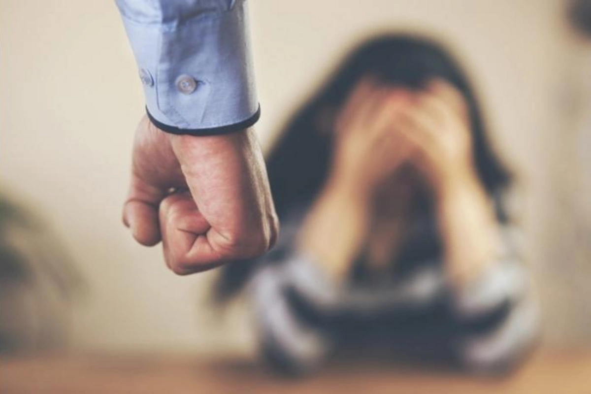 Bakıda kişi telefonuna baxan arvadını döydü
