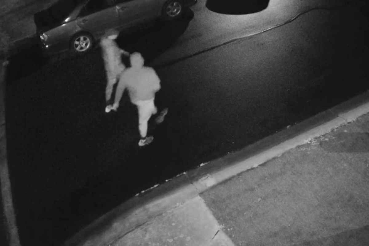 Bakıda marketin qarşısında kameralar önündə bıçaqlanma: 