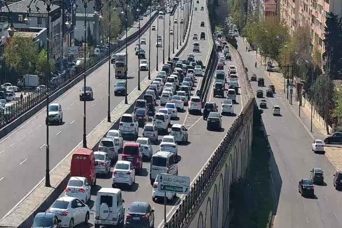 Bakıda maşın yolda qalıb, sıxlıq əmələ gəlib