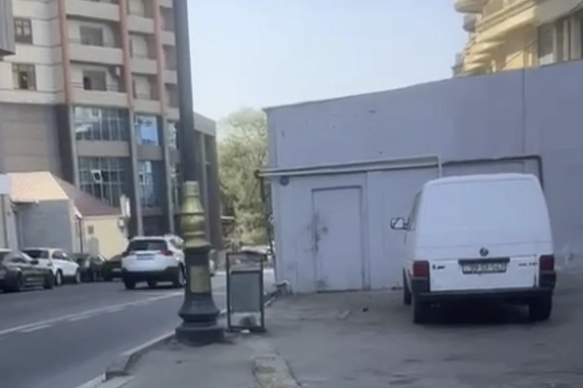 Bakıda mərkəzində piyada yolu yoxdur, sakinlər avtobus yoluna çıxır - TƏHLÜKƏLİ VƏZİYYƏT