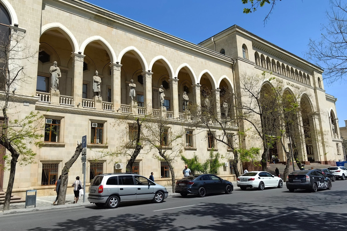 Bakıda məşhur kitabxana yarım milyonluq mebel alacaq