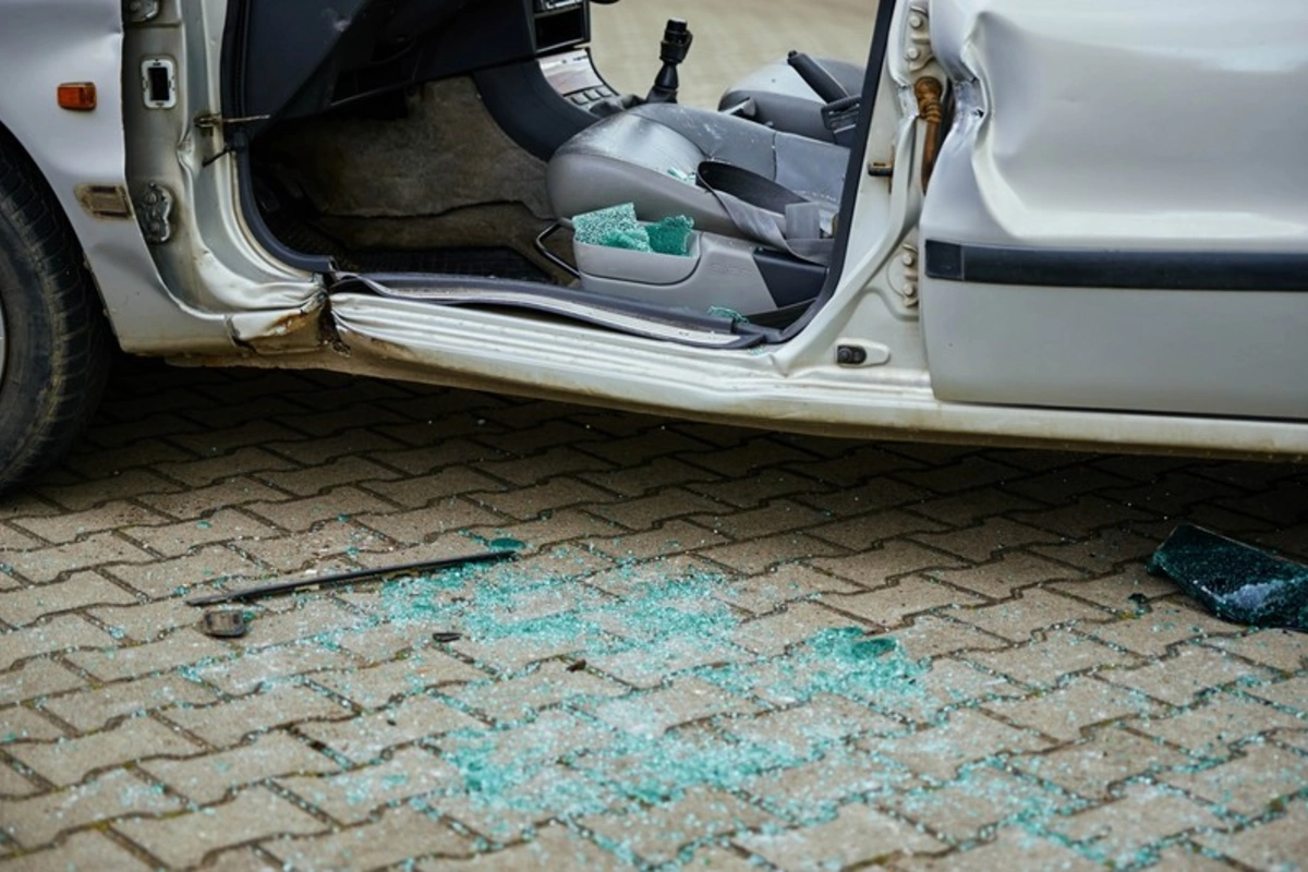 Bakıda minik avtomobili furqona çırpılıb, ölən var