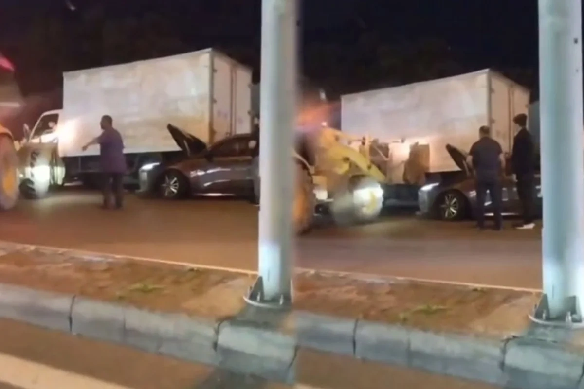 Bakıda minik avtomobili yük maşınına çırpıldı Bakıda minik avtomobili yük maşınına çırpıldı