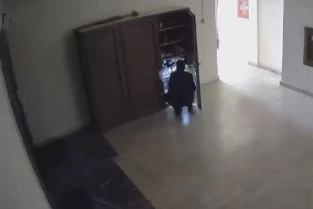 Bakıda oğurluq hadisəsi kameralara düşdü - ANBAAN VİDEO Bakıda oğurluq hadisəsi kameralara düşdü - ANBAAN VİDEO