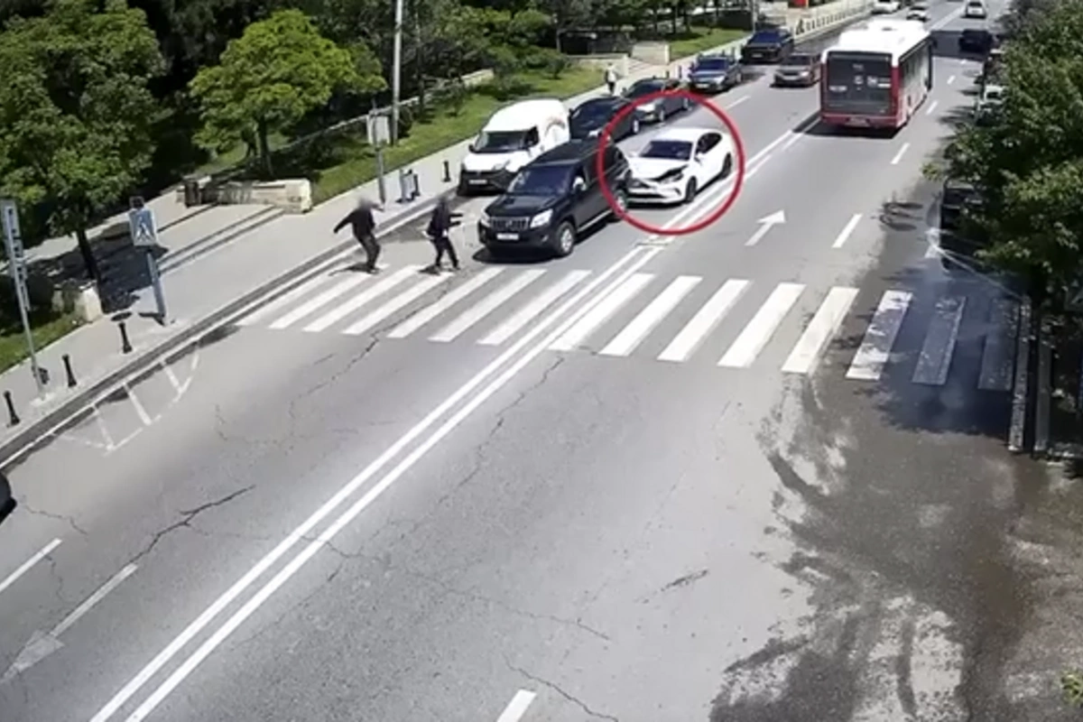 Bakıda piyadalara yol verən sürücülərin qəzaya düşmə ANBAAN GÖRÜNTÜLƏRİ