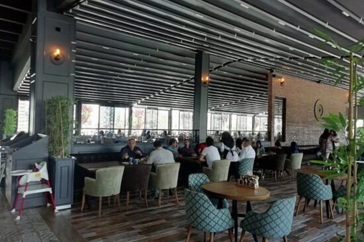 Bakıda qadın sahibkar kafedə müştərini döydü