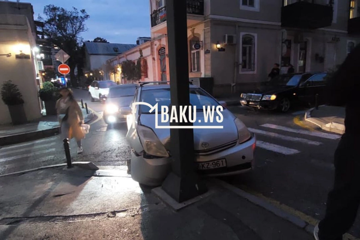 Bakıda QƏZA: İki avtomobil TOQQUŞDU