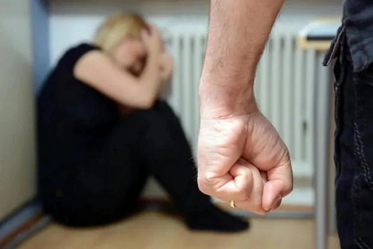 Bakıda qızının evə taksi ilə gəlməsinə əsəbiləşən kişi arvadını döydü