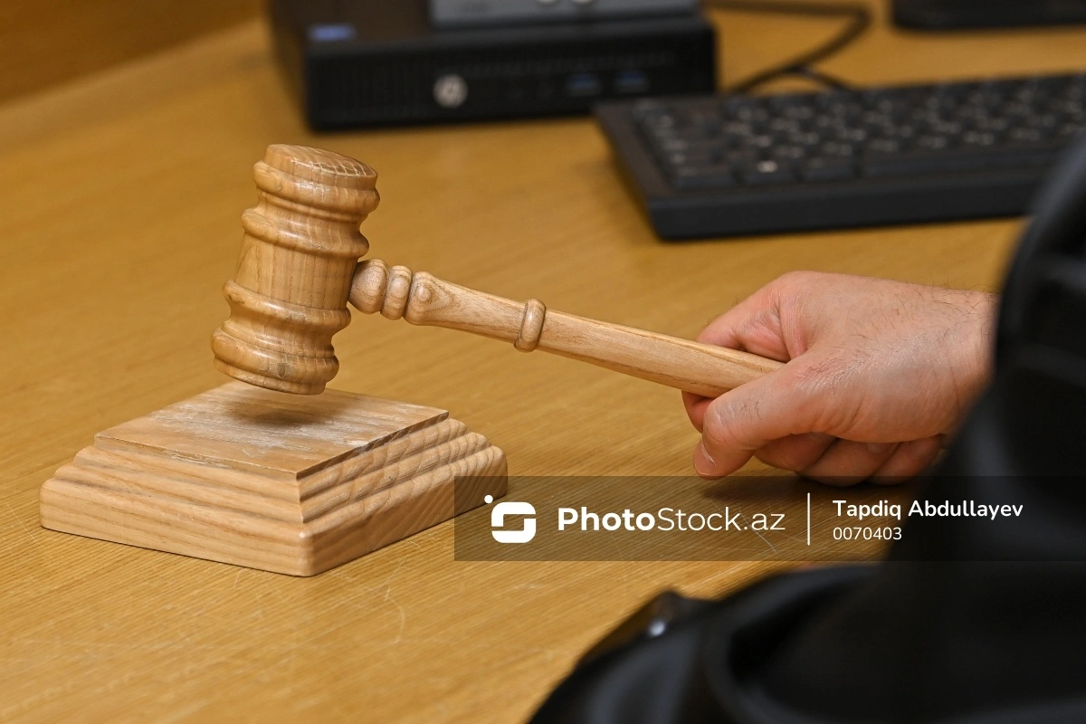 Bakıda sərxoş halda yola kreslo qoyub oturan şəxs həbs edildi