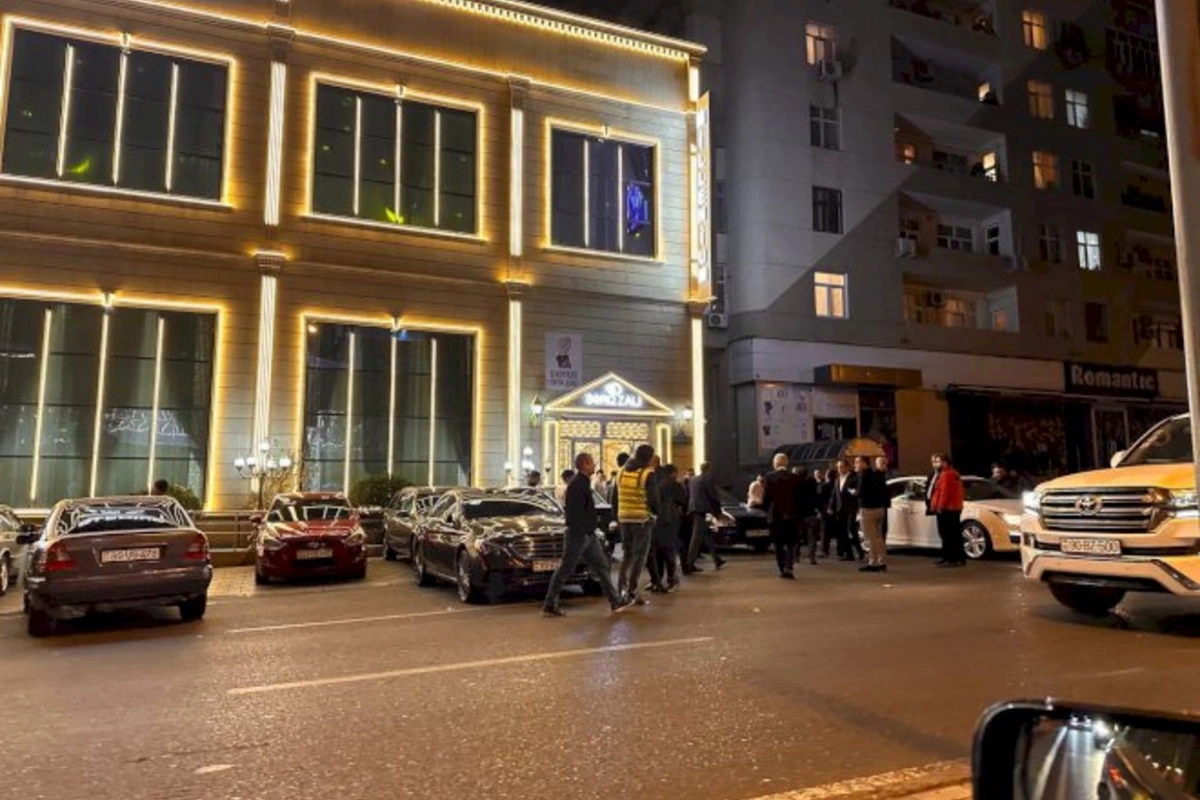 Bakıda şadlıq evinin qarşısında DAVA: Polis müdaxilə edib