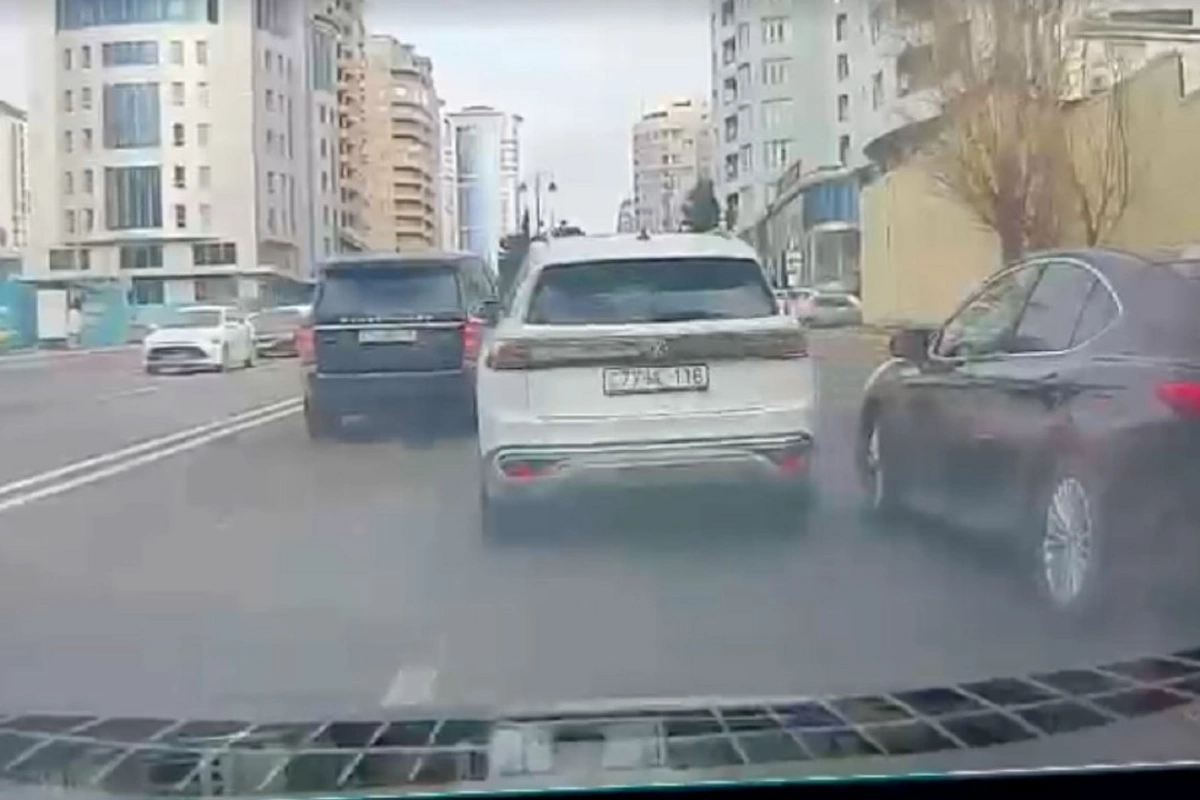 Bakıda təhlükəli manevrlər edən avtomobil qəza şəraiti yaratdı