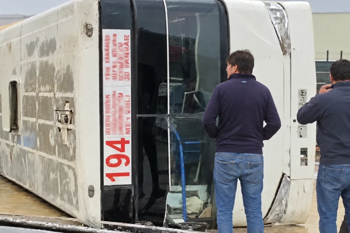 Bakıda ticarət mərkəzinin girişində aşan avtobusda xəsarət alanların vəziyyəti açıqlandı