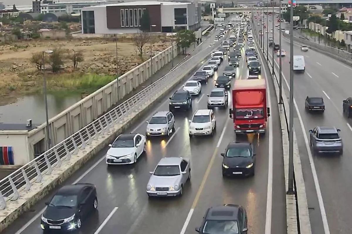 Bakıda yağışlı havada tıxac olan yollar açıqlanıb Bakıda yağışlı havada tıxac olan yollar açıqlanıb