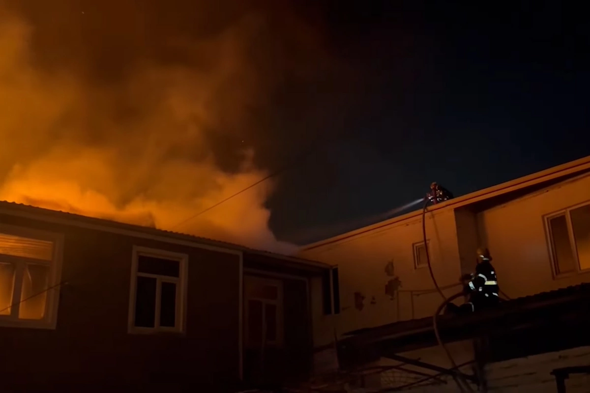 Bakıda yaşayış evində yanğın olub, iki nəfər xəsarət alıb