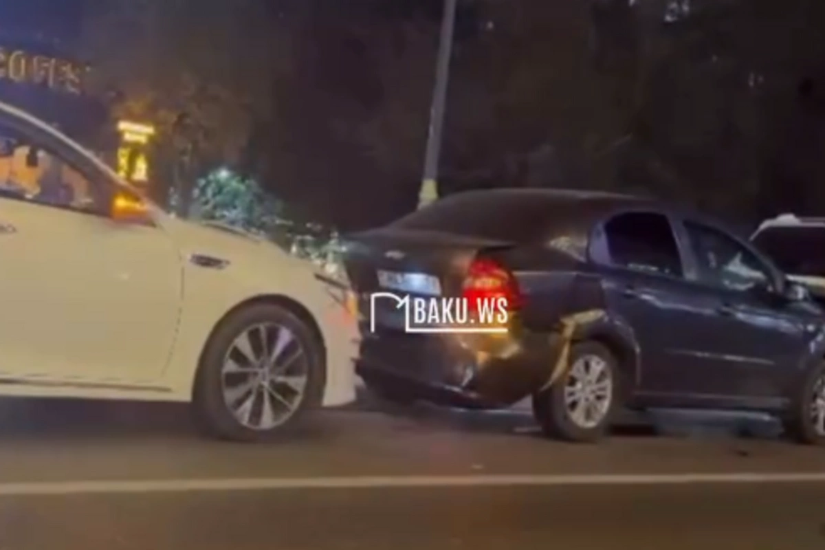 Bakıda zəncirvari qəza - 3 avtomobil toqquşdu