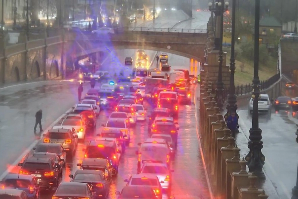 Bakının bəzi yollarında nəqliyyatın hərəkətinə məhdudiyyətlər tətbiq edilib