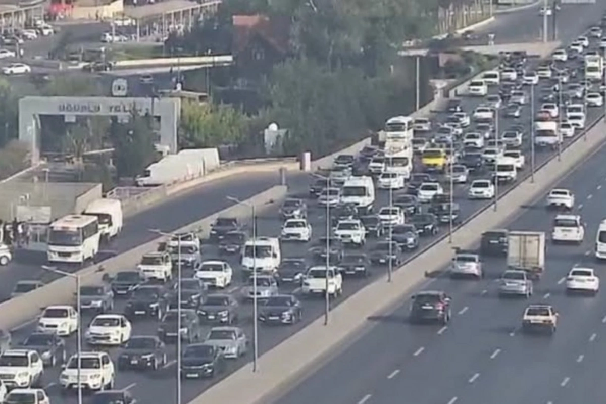 Bakının bir sıra yollarında nəqliyyatın hərəkəti çətinləşib