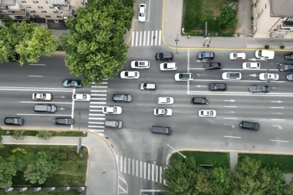 Bakının mərkəzində sıxlıq sürücüləri qaydaları pozmağa məcbur edir - SƏBƏB