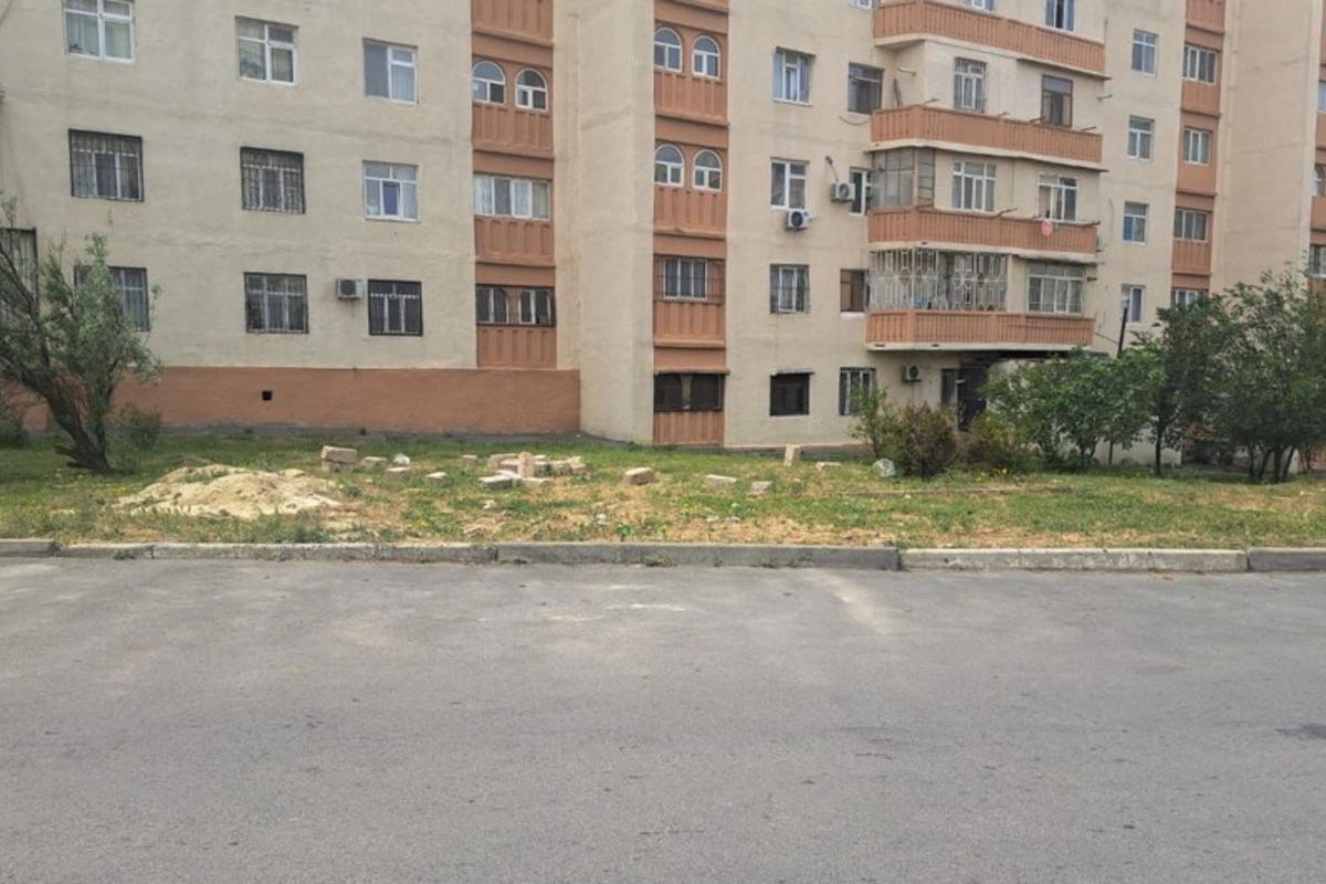 Bakının Yeni Günəşli qəsəbəsində qanunsuz yerləşdirilmiş köşk sökülüb Bakının Yeni Günəşli qəsəbəsində qanunsuz yerləşdirilmiş köşk sökülüb