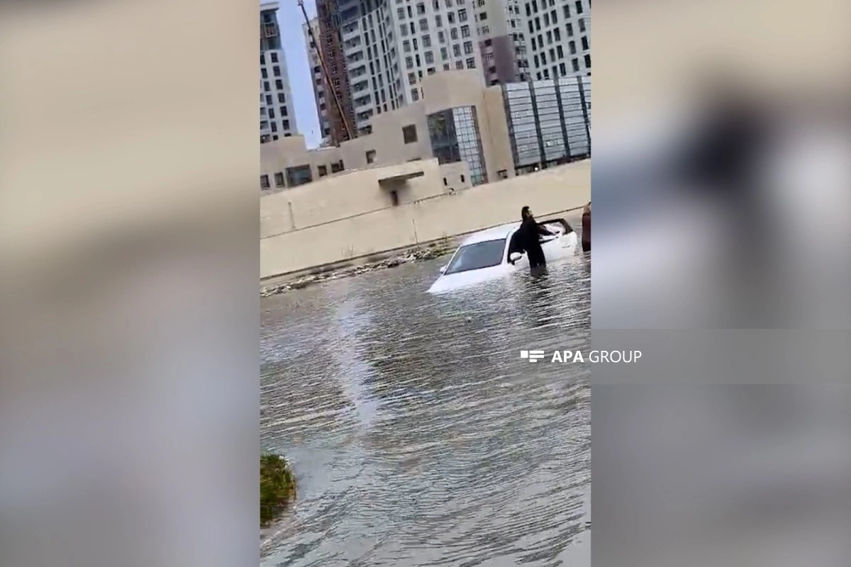Bakı–Sumqayıt yolunda avtomobil gölməçəyə düşüb