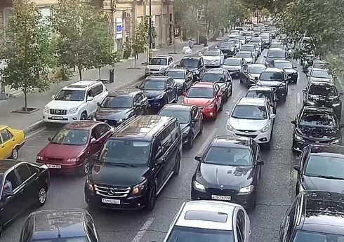 Bakının bir çox yollarında nəqliyyatın sıxlığı müşahidə edilir Bakının bir çox yollarında nəqliyyatın sıxlığı müşahidə edilir