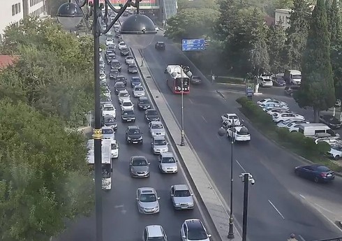 Bakının bir sıra yollarında nəqliyyatın hərəkətində tıxac yaranıb Bakının bir sıra yollarında nəqliyyatın hərəkətində tıxac yaranıb