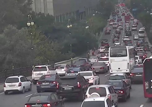 Bakının bu küçə və prospektlərində nəqliyyatın sıxlığı müşahidə olunur