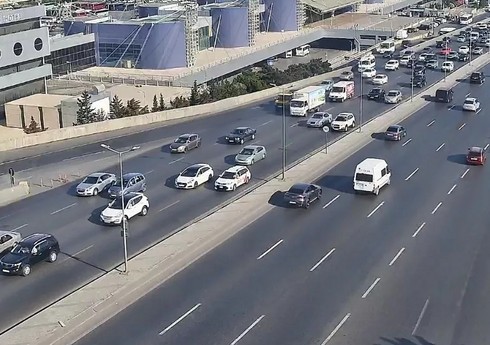 Bakının bəzi yollarında tıxac yaranıb