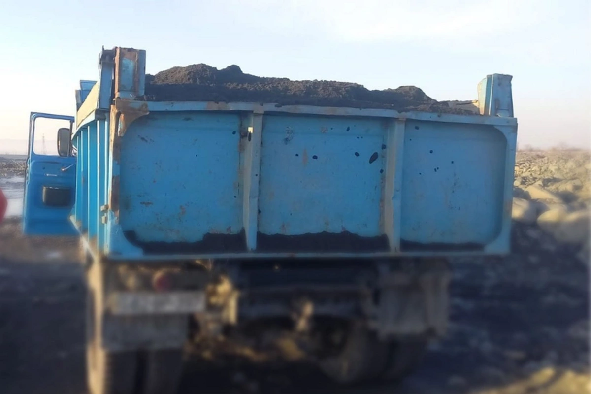 Balakəndə çaydan qanunsuz qum-çınqıl daşıyanlar məsuliyyətə cəlb olunub