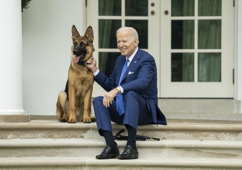 Baydenin Ağ Evin bir sıra mühafizəçilərinə etibar etmədiyi məlum olub