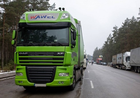 Belarus-Aİ sərhədində 2 minə yaxın yük maşını tıxacda qalıb Belarus-Aİ sərhədində 2 minə yaxın yük maşını tıxacda qalıb