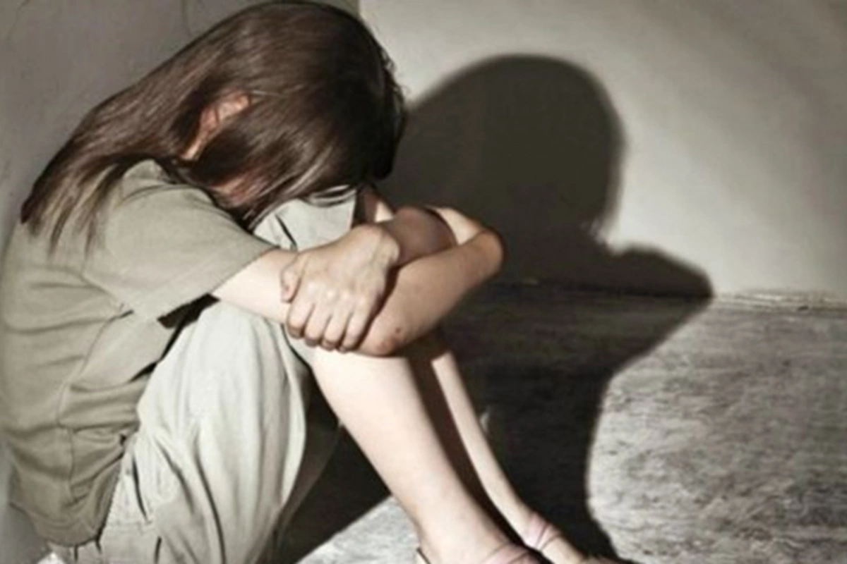 Bərdədə 11-ci sinif şagirdi əmisinin azyaşlı qızına seksual xarakterli zorakılıq etdi