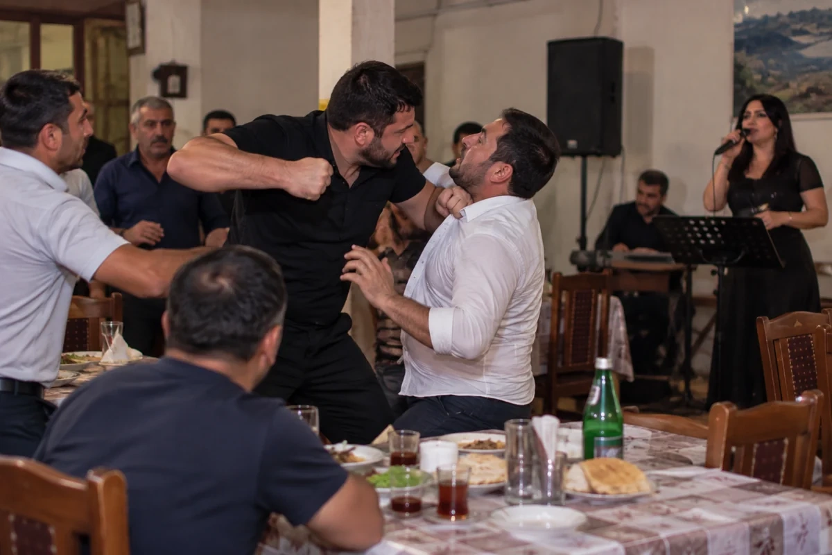 Bərdədə restoranda dava: Administrator müğənninin sevgilisini döydü - TƏFƏRRÜAT
