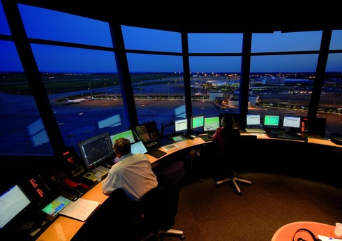 Berlin aeroportunda onlarla reys proqram təminatının nasazlığına görə gecikir Berlin aeroportunda onlarla reys proqram təminatının nasazlığına görə gecikir