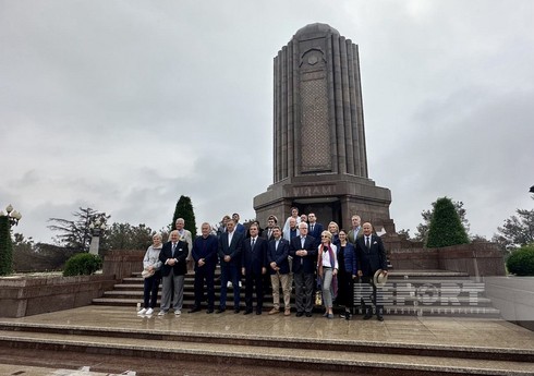 Beynəlxalq forumun iştirakçıları Nizami Gəncəvinin məqbərəsini ziyarət ediblər