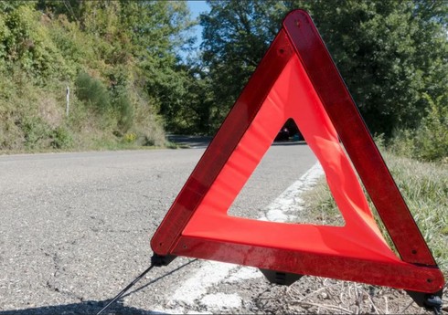 Biləsuvarda minik avtomobili aşıb, xəsarət alanlar var 