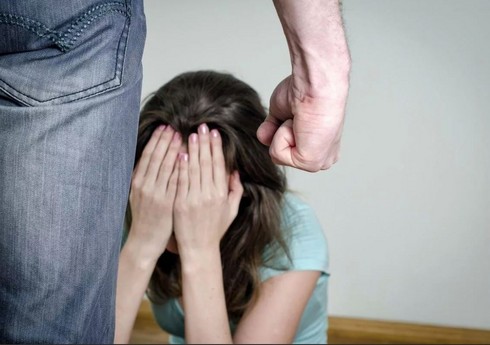 Biləsuvarda qadın döyülüb və bıçaq xəsarəti alıb